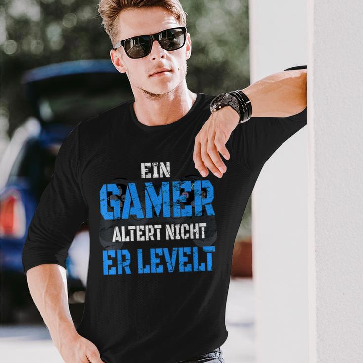 Console Player Ein Gamer Alter Nicht Er Levelt Langarmshirts Geschenke für Ihn