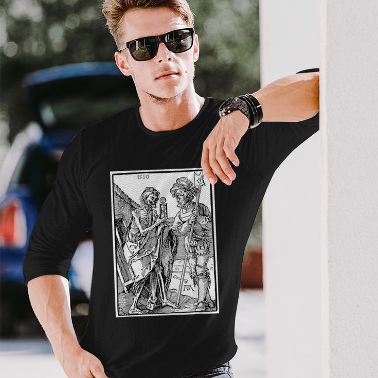 The Death And The Landsknecht By Albrecht Durer 1510 Langarmshirts Geschenke für Ihn