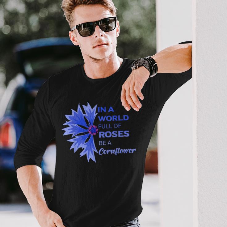 In Einer Weltoller Roses Sei Ein Kornblume In A World Full S Langarmshirts Geschenke für Ihn