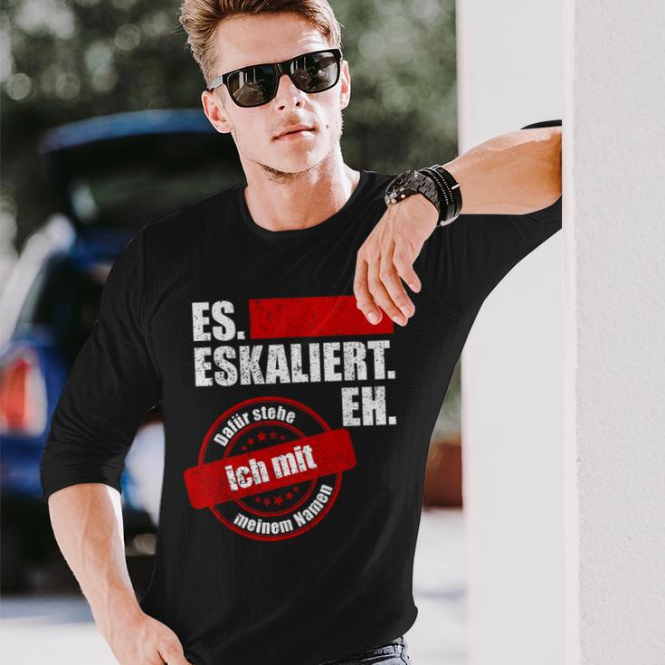 Es Eskaliert Eh Dafür Stehe Ich Mit Meinem Namen Langarmshirts Geschenke für Ihn