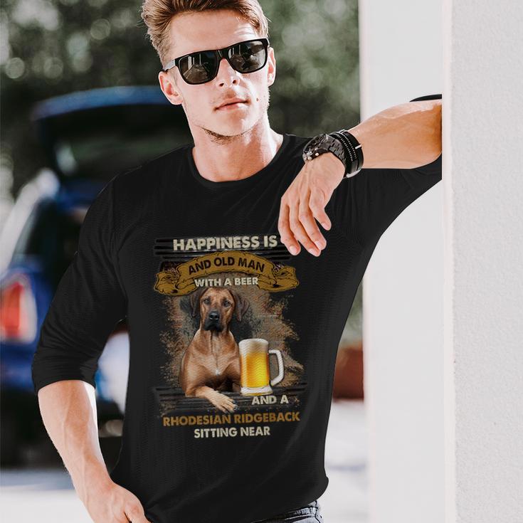 Glück Ist Ein Alter Mann Mit Einer Bier Rhodesian Ridgeback Langarmshirts Geschenke für Ihn