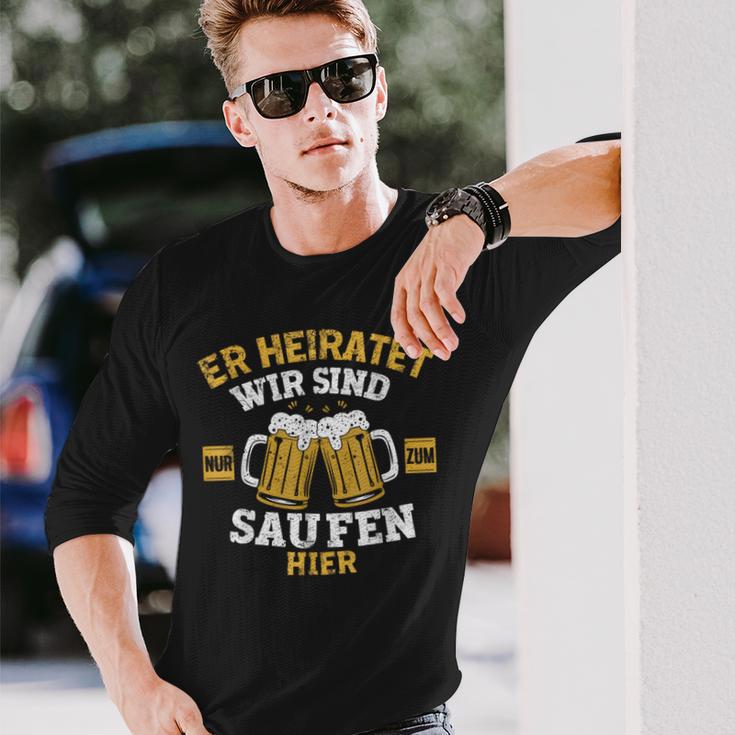 Herren Er Heiratet Wir Sind Nur Zum Saufen Hier Jga Langarmshirts Geschenke für Ihn