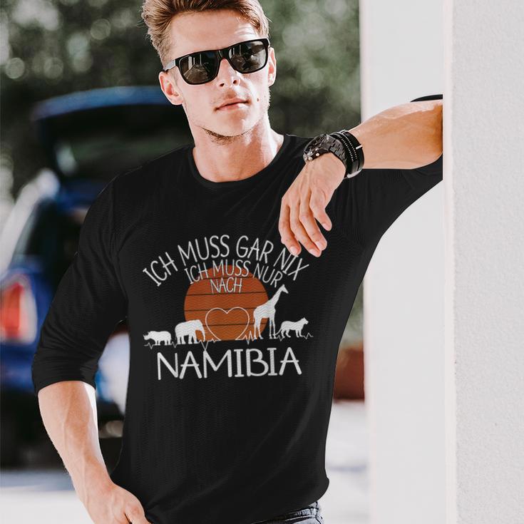 Ich Muss Gar Nix Ich Muss Nur Nach Namibia Langarmshirts Geschenke für Ihn