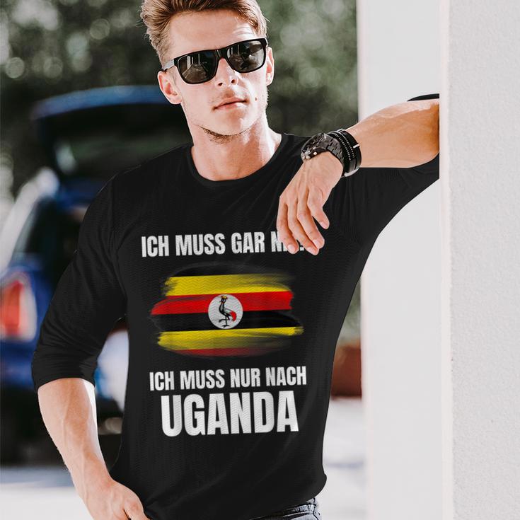 Ich Muss Gar Nix Ich Muss Nur Nach Uganda Langarmshirts Geschenke für Ihn