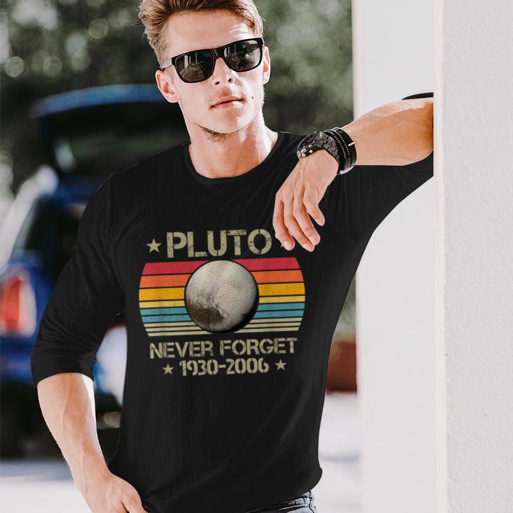 Retrointage Never Forget Pluto 1930 2006 Space Science Langarmshirts Geschenke für Ihn