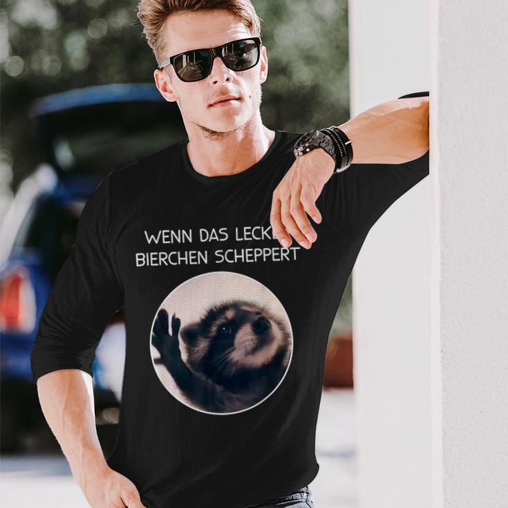 Wenn Das Lecker Bierchen Scheppert X Pedro Raccoon Meme Langarmshirts Geschenke für Ihn