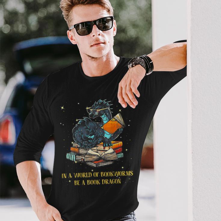 In A World Full Of Bookworms Be A Book Dragon Langarmshirts Geschenke für Ihn