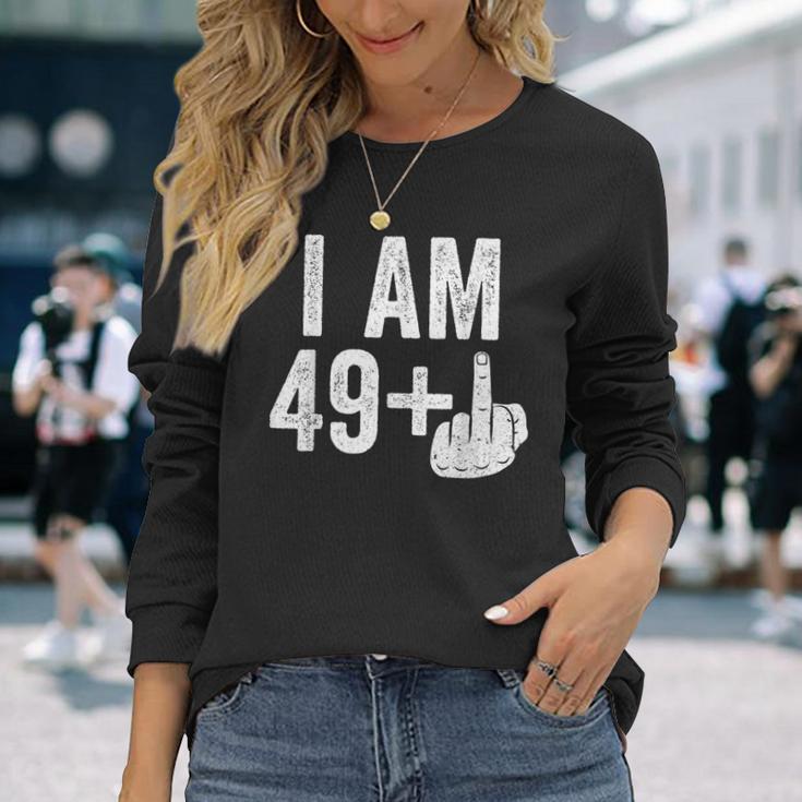 I Am 49 Plus Middle Finger 50Th Birthday Langarmshirts Geschenke für Sie