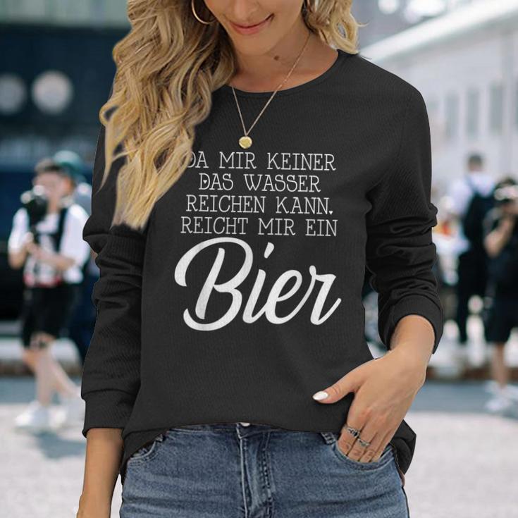 Da Mir Keiner Das Wasser Reichen Kann Reicht Mir Ein Bier Langarmshirts Geschenke für Sie