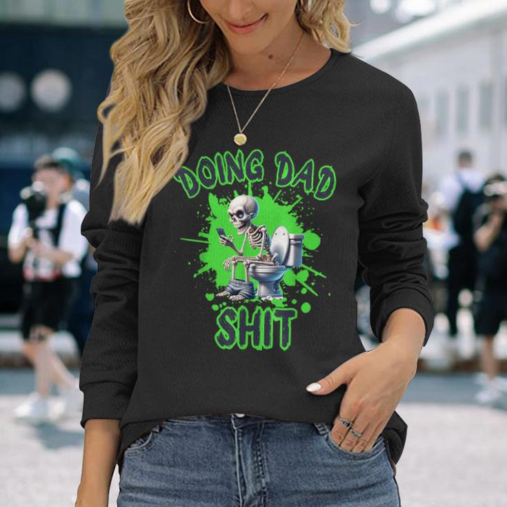 Dad Skelett Doing Dad Shit Lustiger Totenkopfatertag Langarmshirts Geschenke für Sie