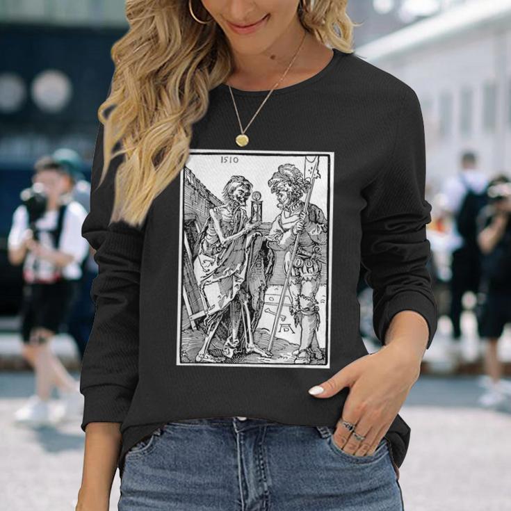 The Death And The Landsknecht By Albrecht Durer 1510 Langarmshirts Geschenke für Sie