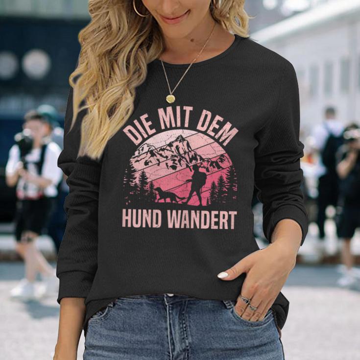 Die Mit Dem Hund Wandert Bergsteiger Berge Dog Lovers Langarmshirts Geschenke für Sie