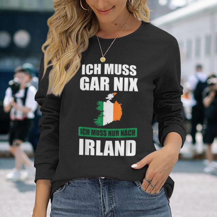 Ich Muss Gar Nix Ich Muss Nur Nach Ireland Langarmshirts Geschenke für Sie