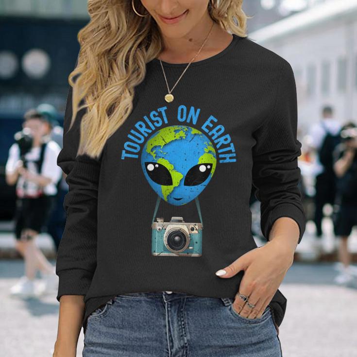 TouristDer Tourist On Earth Alien Earth Day Bevorzugt Den Tag Der Erde Langarmshirts Geschenke für Sie