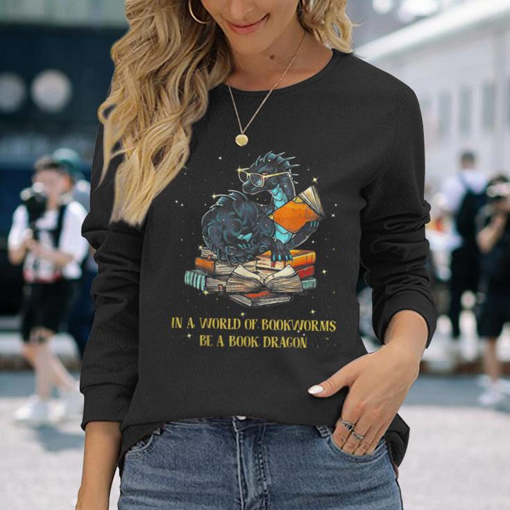 In A World Full Of Bookworms Be A Book Dragon Langarmshirts Geschenke für Sie