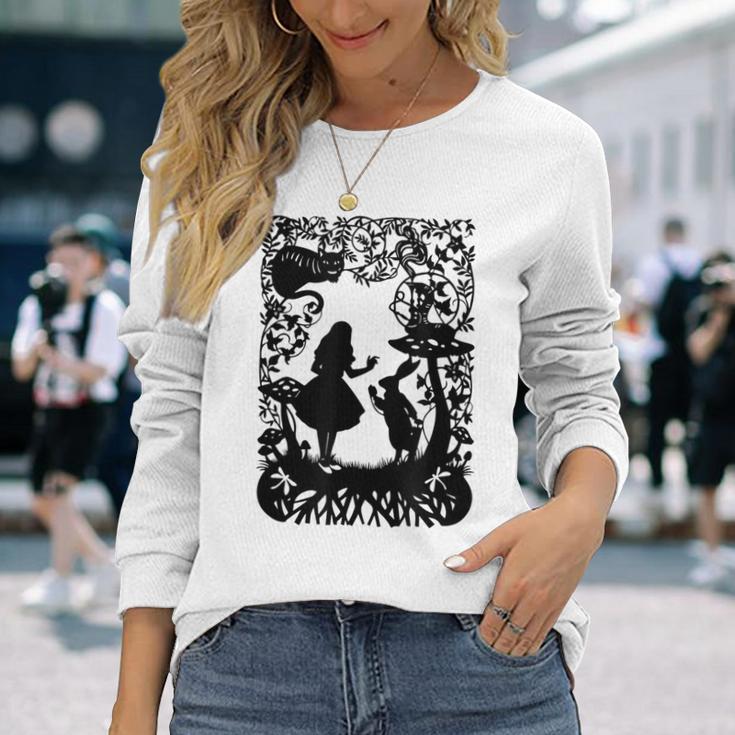 Alice In Wonderland With Cat And Rabbit S Langarmshirts Geschenke für Sie