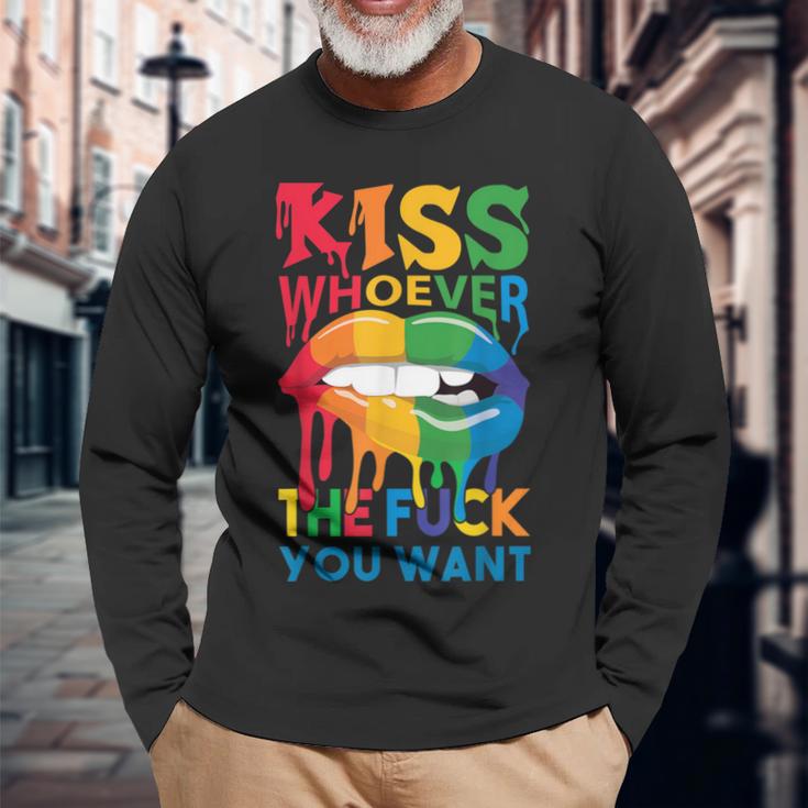 Christopher Street Day With Kiss Wen Zum Teufel Du Willst Langarmshirts Geschenke für alte Männer