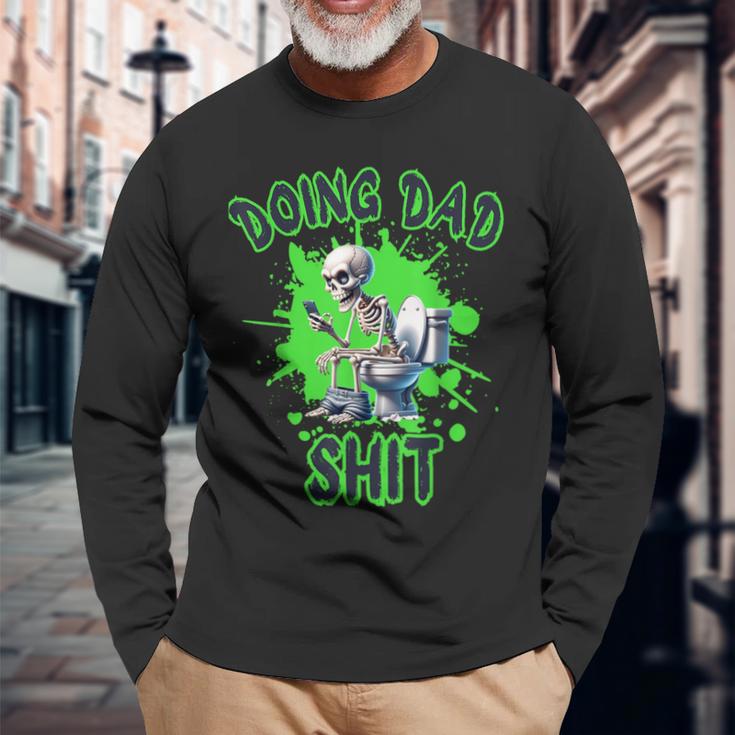 Dad Skelett Doing Dad Shit Lustiger Totenkopfatertag Langarmshirts Geschenke für alte Männer