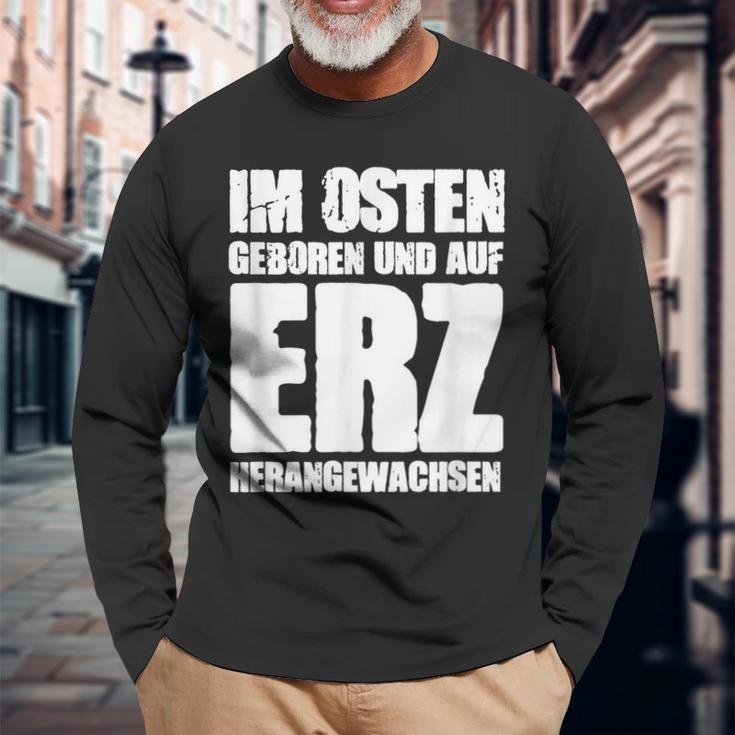 Ddr Ossi Erzgebirge Im Osten Geboren Auf Erz Heranwursen In East Langarmshirts Geschenke für alte Männer