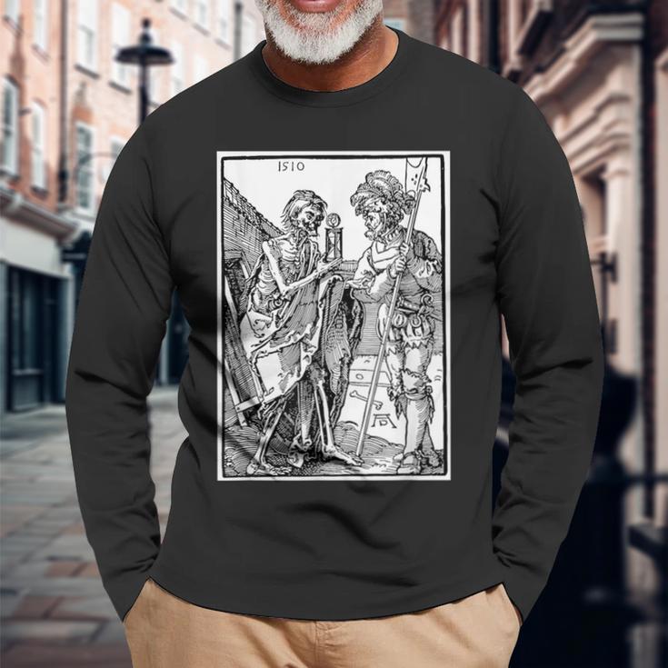 The Death And The Landsknecht By Albrecht Durer 1510 Langarmshirts Geschenke für alte Männer