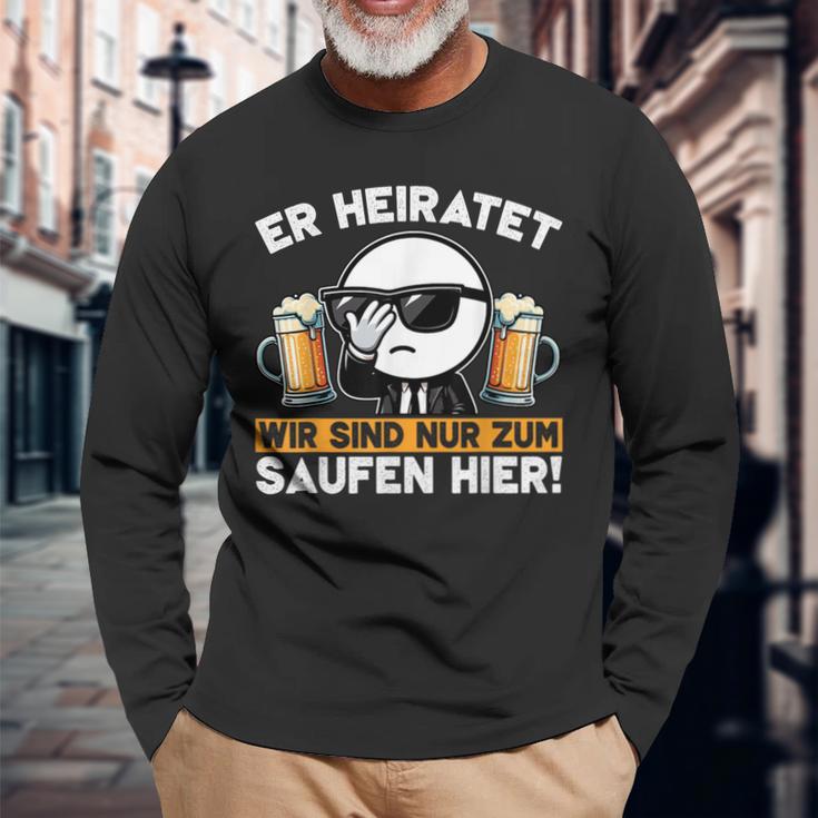 Er Heiratet Wir Sind Nur Zum Saufen Hier Der Bräutigam Langarmshirts Geschenke für alte Männer