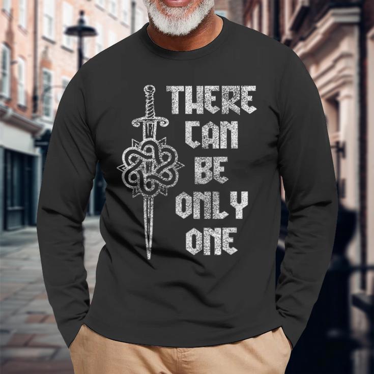 Es Kann Nur Ein Highlander Geben Langarmshirts Geschenke für alte Männer