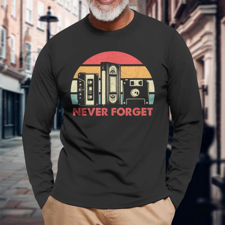 Never Forget Cool Retro Floppy Diskhs And Cassette Tapes Langarmshirts Geschenke für alte Männer