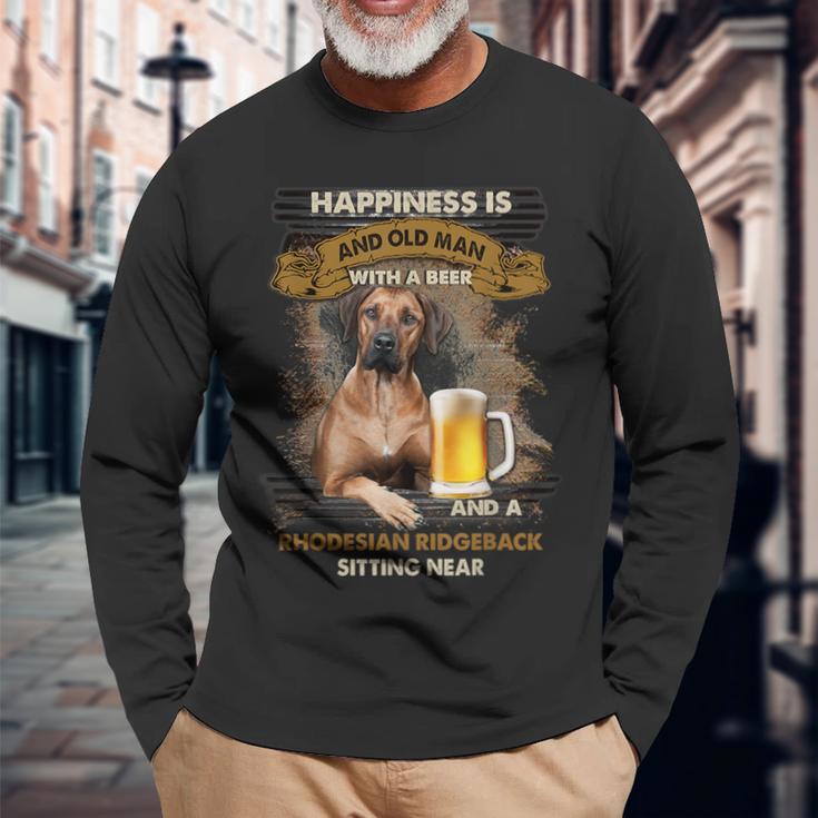 Glück Ist Ein Alter Mann Mit Einer Bier Rhodesian Ridgeback Langarmshirts Geschenke für alte Männer