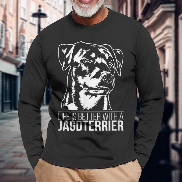 Hunting Terrier Life Is Better Slogan Dog Langarmshirts Geschenke für alte Männer