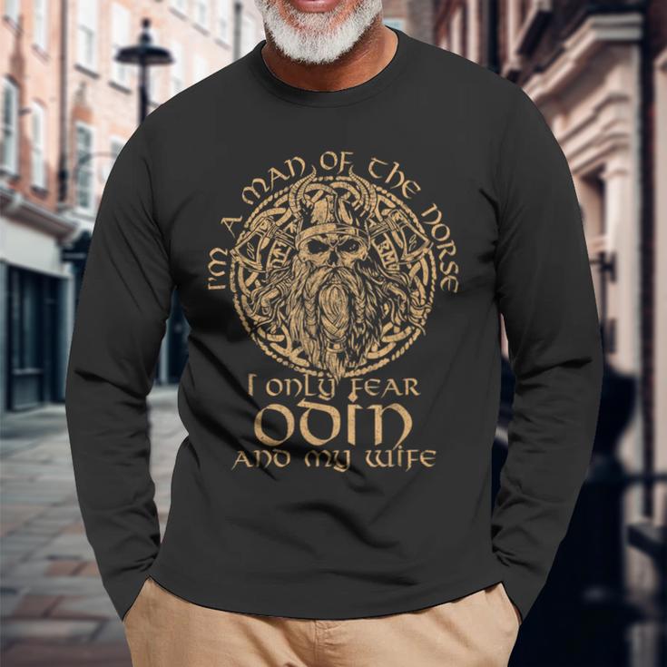 Ich Bin Ein Nordischer Mann Ich Fürchte Nur Odin Und Meine Frau Langarmshirts Geschenke für alte Männer