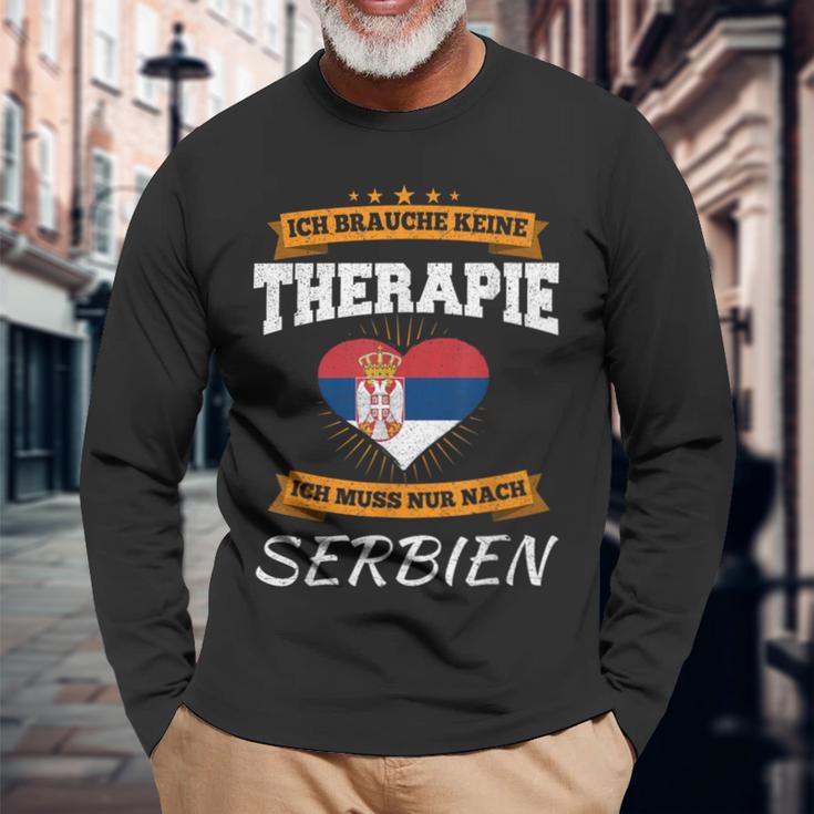 Ich Brauche Keine Therapie Ich Muss Nur Nach Serbien Langarmshirts Geschenke für alte Männer