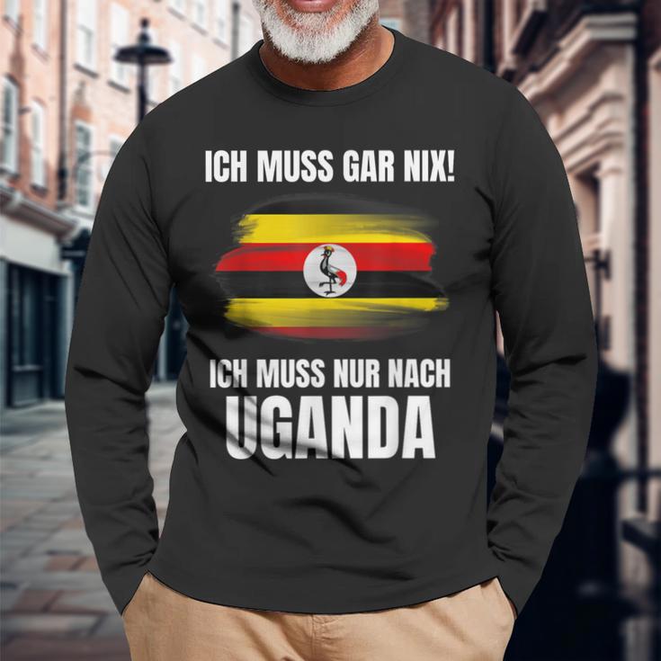 Ich Muss Gar Nix Ich Muss Nur Nach Uganda Langarmshirts Geschenke für alte Männer