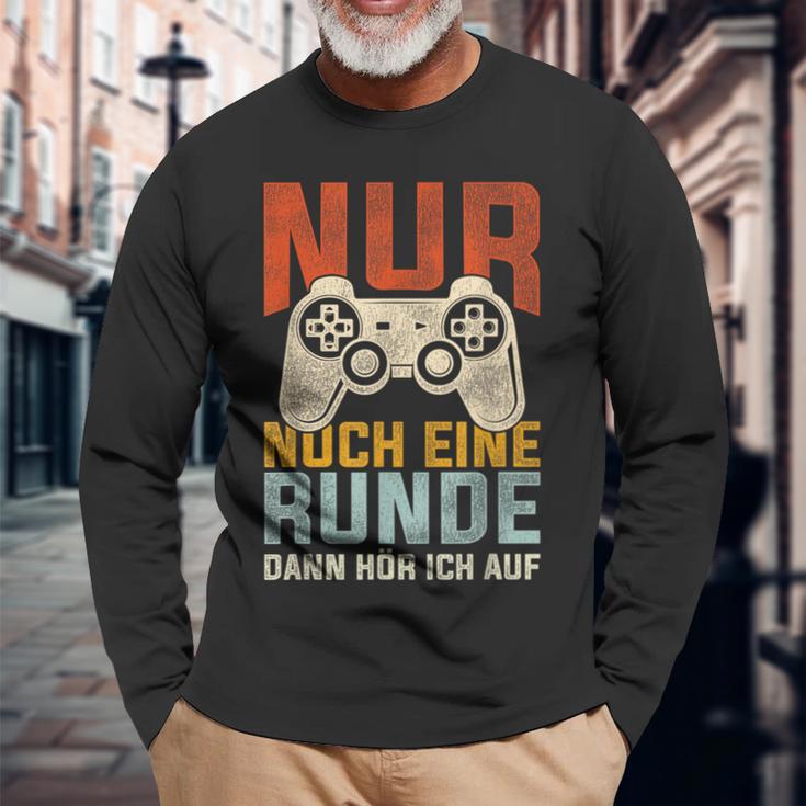 Nur Noch Eine Runde Dann Hör Ich Auf Gamer Zocker Langarmshirts Geschenke für alte Männer