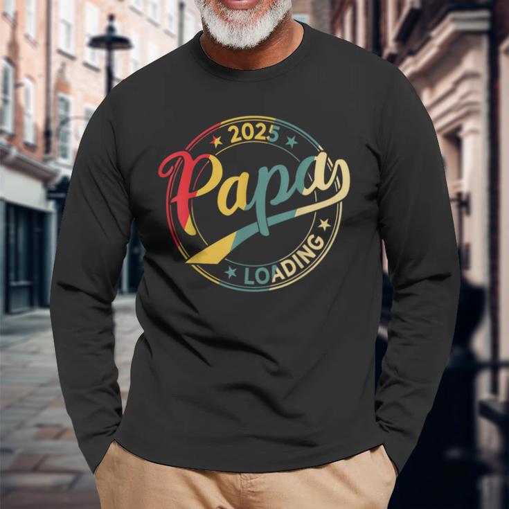 Papa 2025 Loading Werdender Papa 2025 Retro Papa Est 2025 Langarmshirts Geschenke für alte Männer