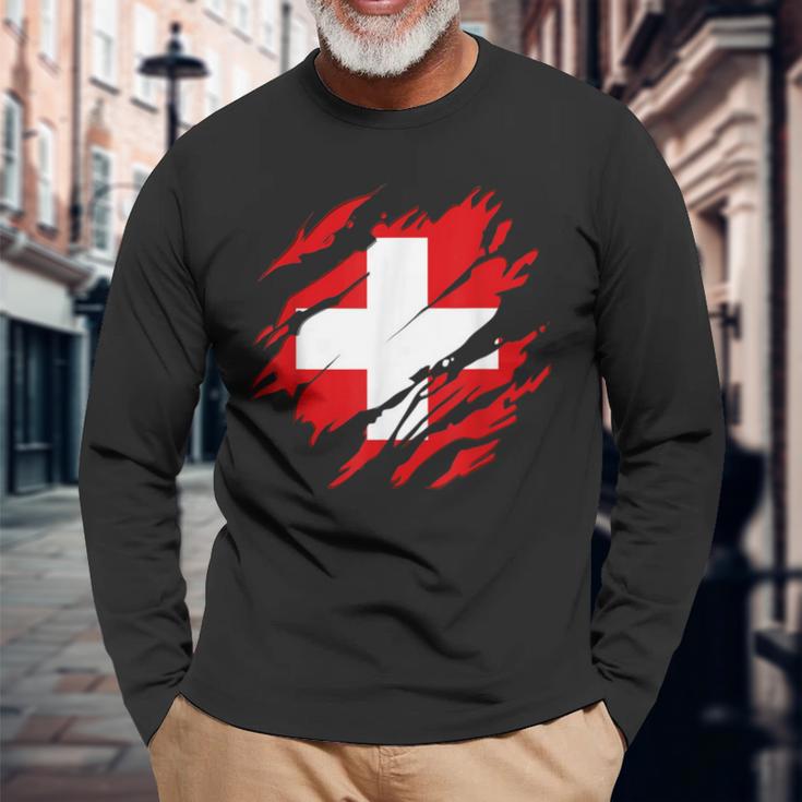 With Swiss Flag Of Switzerland Langarmshirts Geschenke für alte Männer