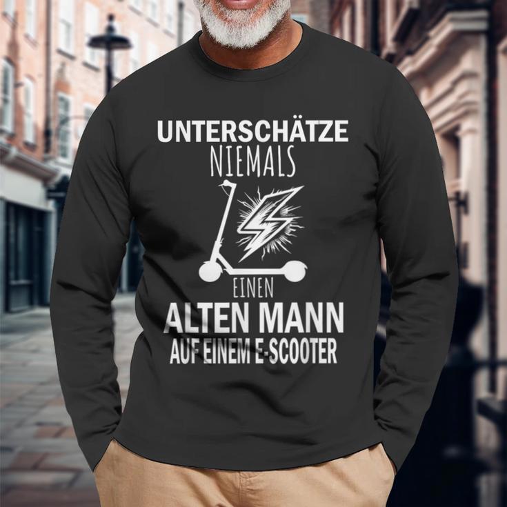 Unterschätze Niemals Einen Alten Mann Auf Einem E-Scooter Langarmshirts Geschenke für alte Männer