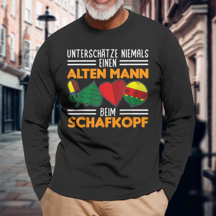 Unterschätze Niemals Einen Alten Mann Beim Schafkopf Langarmshirts Geschenke für alte Männer