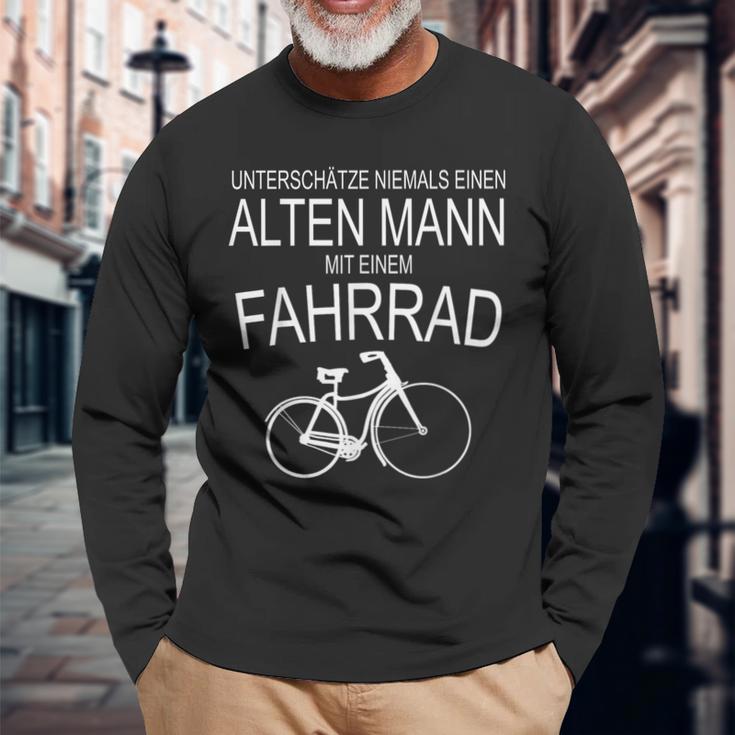 Unterschätze Niemals Einen Alten Mann Mit Fahrrad Langarmshirts Geschenke für alte Männer