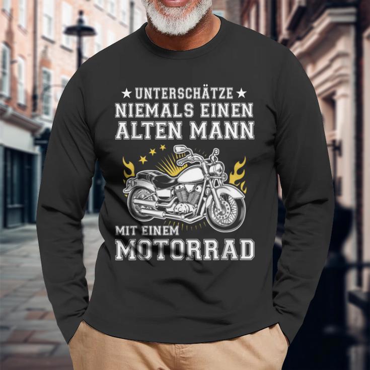 Unterschätze Niemals Einen Old Mann Mit Einer Motorrad Langarmshirts Geschenke für alte Männer