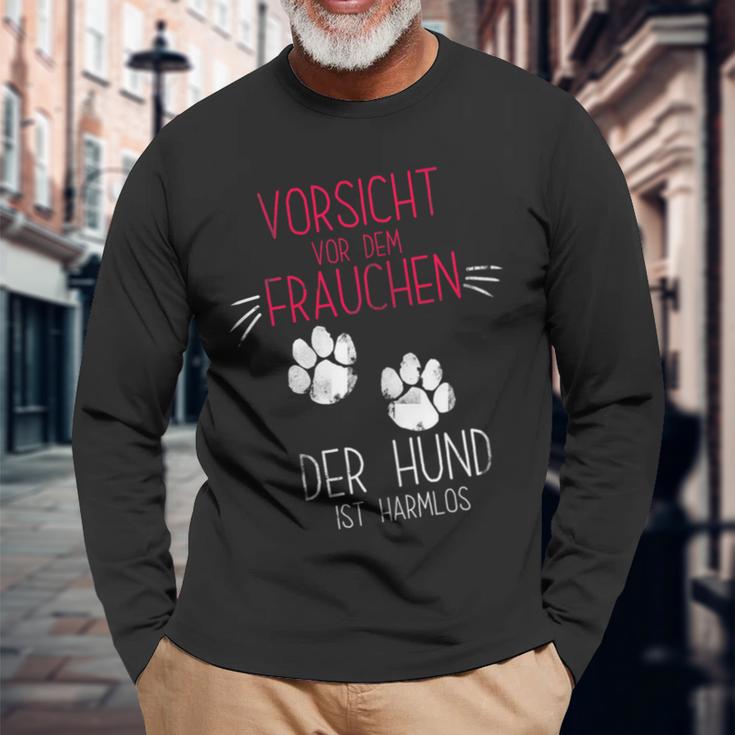 Vorsichtor Dem Frauchen Der Hund Ist Harmlos Gassi Langarmshirts Geschenke für alte Männer