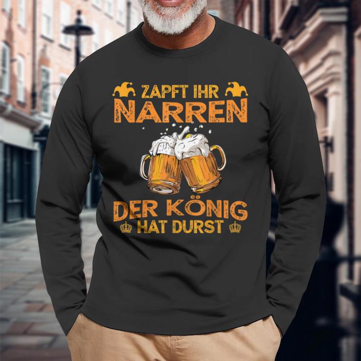 Zapft Ihr Narren Der Konig Hat Durst Lustig Drinker Langarmshirts Geschenke für alte Männer