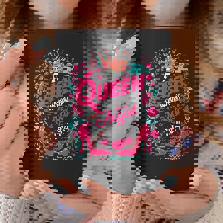 Donna Una Regina È Nata Nell'agosto 1974 Agosto Compleanno Ragazza Donne Con Collo A Tazze Regalos divertidos