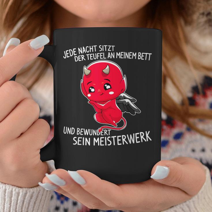 Jede Nacht Sitzt Der Teufel An Meinem Bett Slogan Tassen Lustige Geschenke