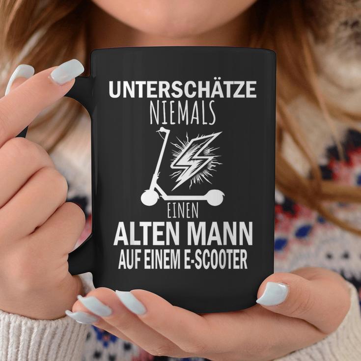 Unterschätze Niemals Einen Alten Mann Auf Einem E-Scooter Tassen Lustige Geschenke