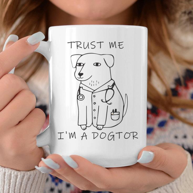 Vertrau Mir Ich Bin Ein Dogtor Tassen Lustige Geschenke