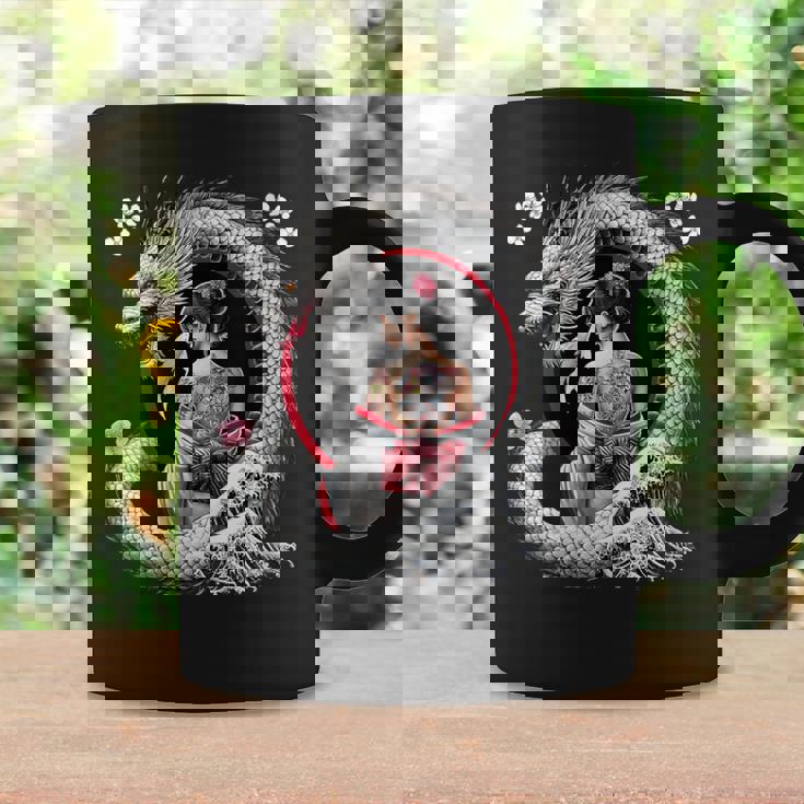 Arte Del Tatuaje De Geisha Y Dragón Cuello Taza de café Ideas de regalos