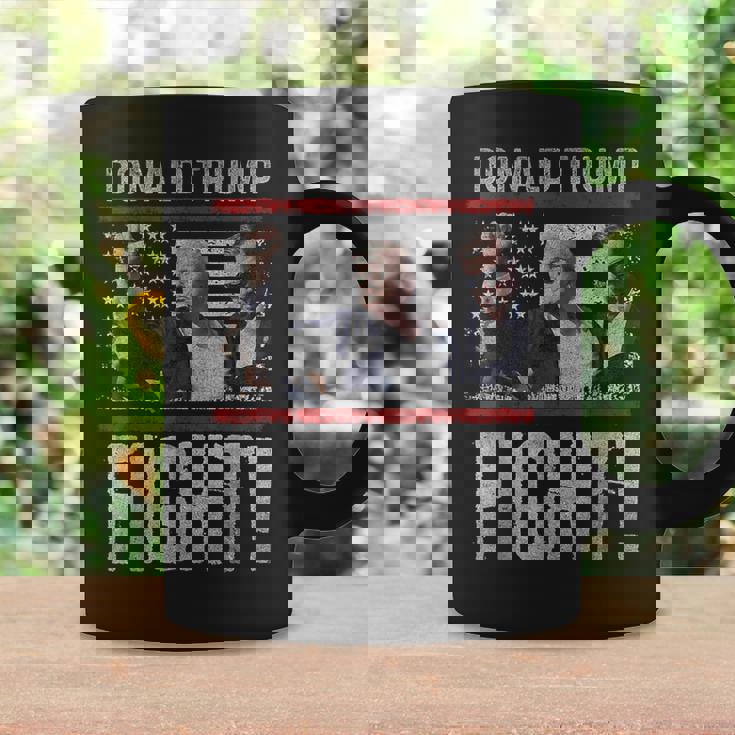 Bomba De Puño De Donald Trump Luchamos Contra La Bandera Estadounidense Trump 2024 Taza de café Ideas de regalos