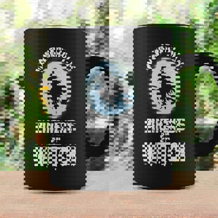 En Un Mundo Lleno De Princesas Sé Una Bruja Cuello Taza de café Ideas de regalos