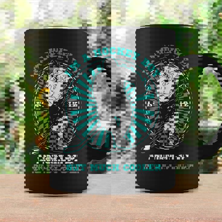 Hockey Sobre Hielo Soy Un Niño De Hockey Como Un Niño Normal Pero Mucho Más Fresco Taza de café Ideas de regalos