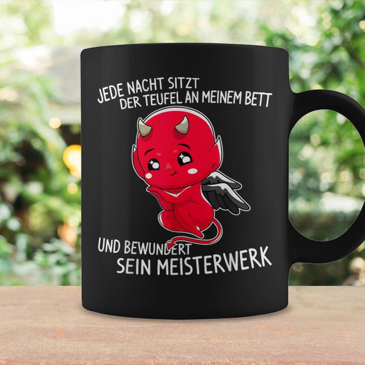 Jede Nacht Sitzt Der Teufel An Meinem Bett Slogan Tassen Geschenkideen